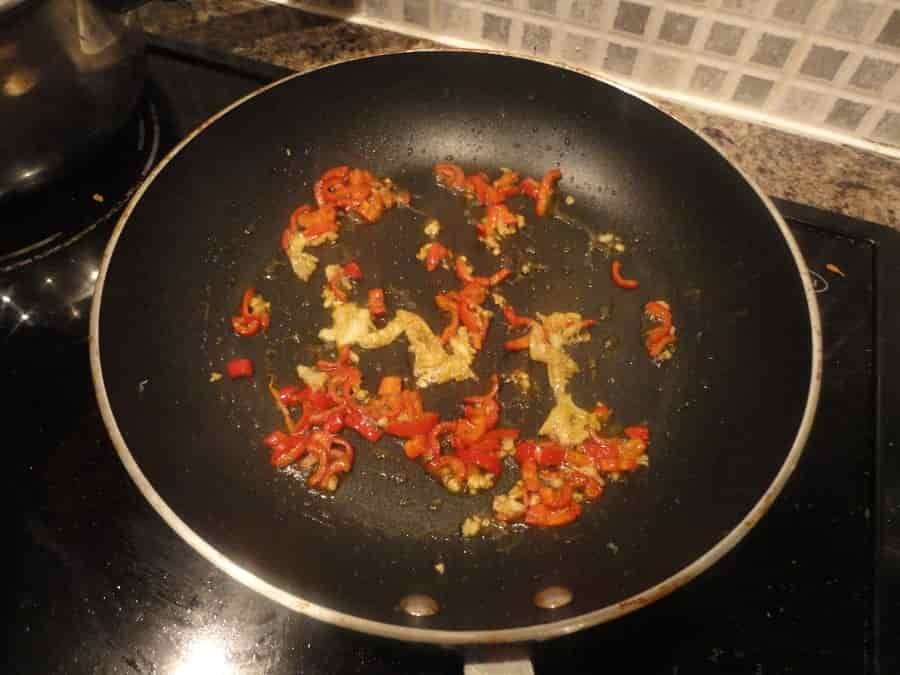 chillis-in-pan