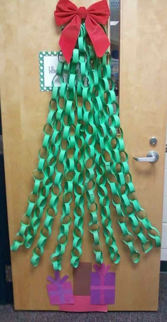 If you're short on room, then having a big tree just won't work. Instead of trailing paper chains across the ceiling, use them to make an easy Christmas tree.