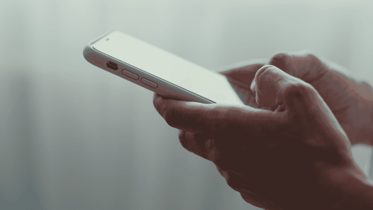 hands holding a phone