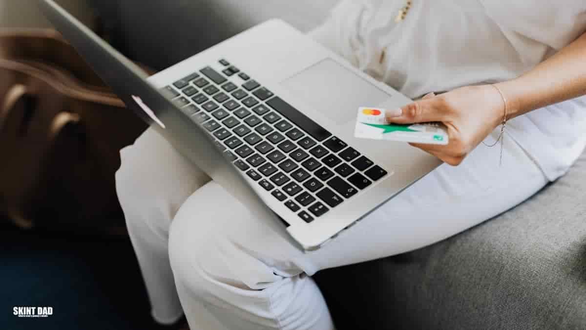 Person holding a credit card while shopping online, used to show the importance of correctly explained return rights.